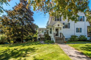 Beautiful Historic Home one block to Village